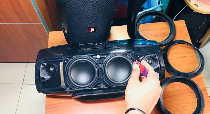 Loa bị kêu loẹt xoẹt